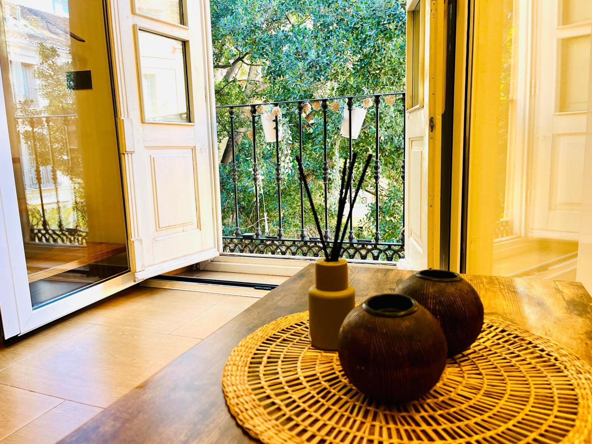 Bright And Cozy Duplex In The Heart Of